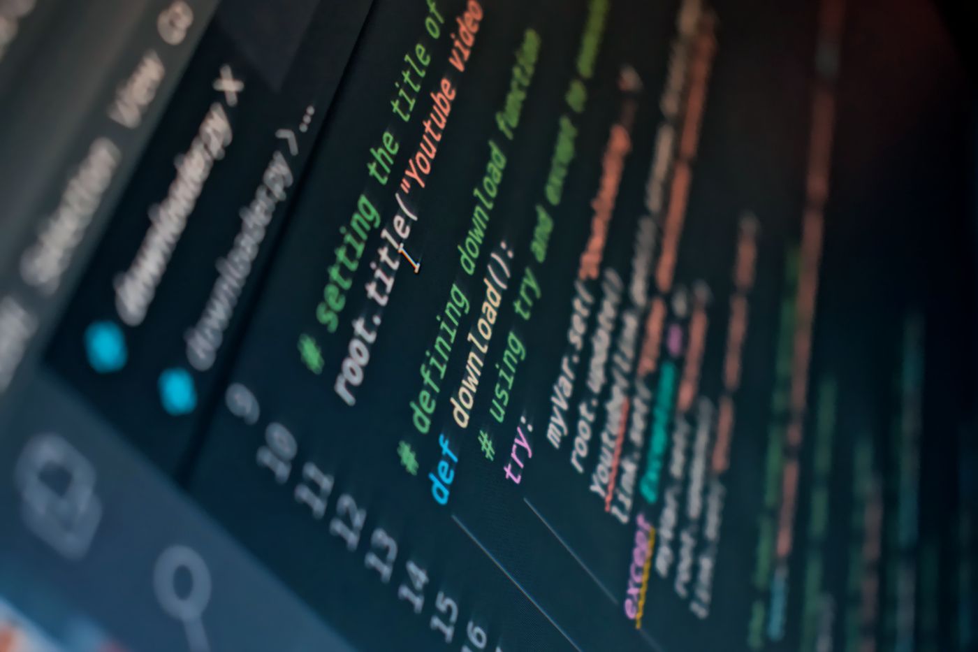 屏幕上的代码特写,用于说明 HTML 源码的安全排查