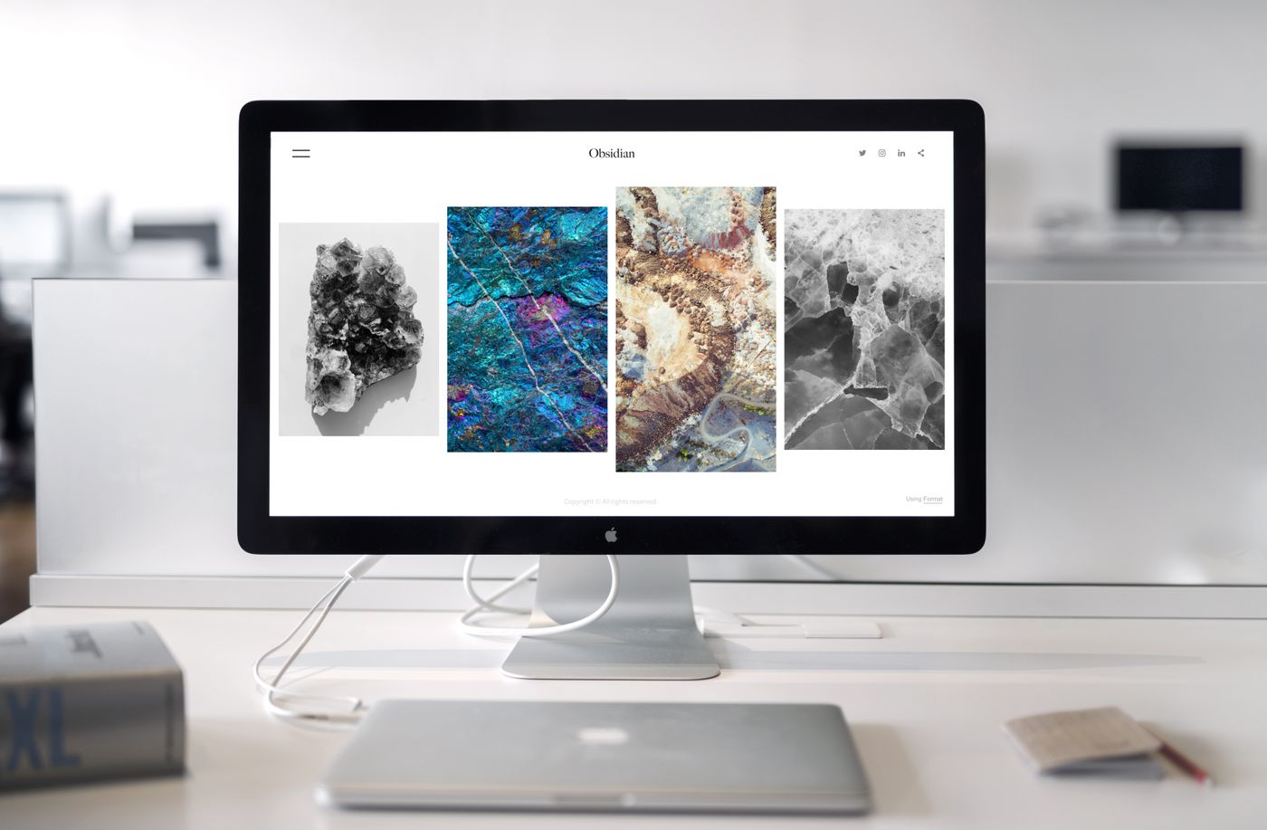 办公桌上的 iMac 与 MacBook